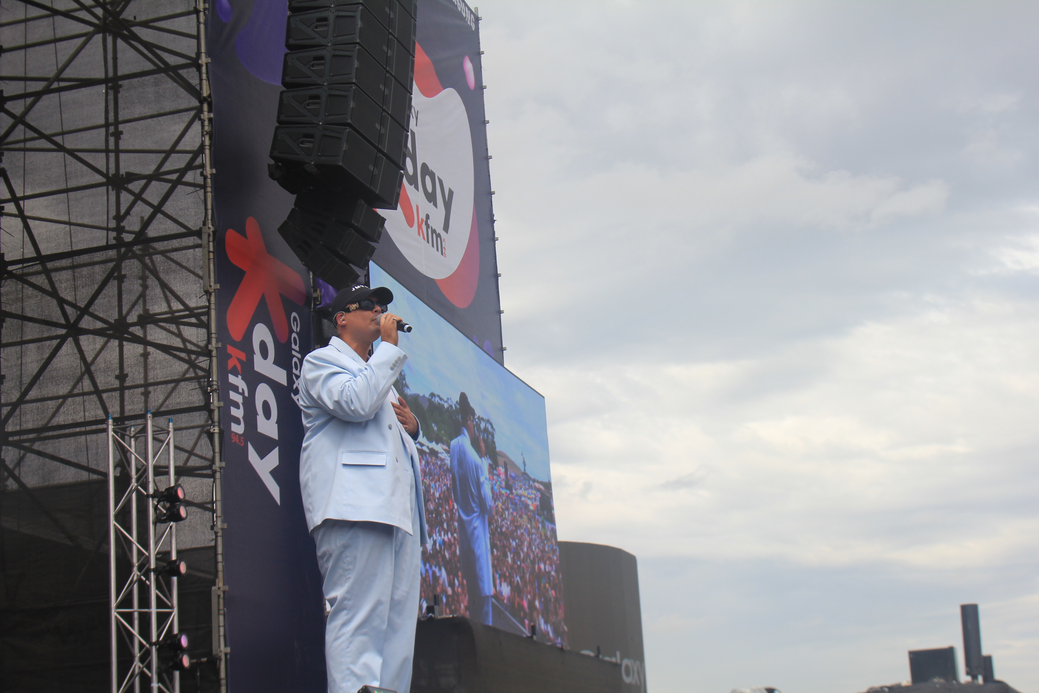 Jimmy Nevis in a sky blue suit before the sky opened with rain at the Galaxy KDay Festival. Image: An Wentzel