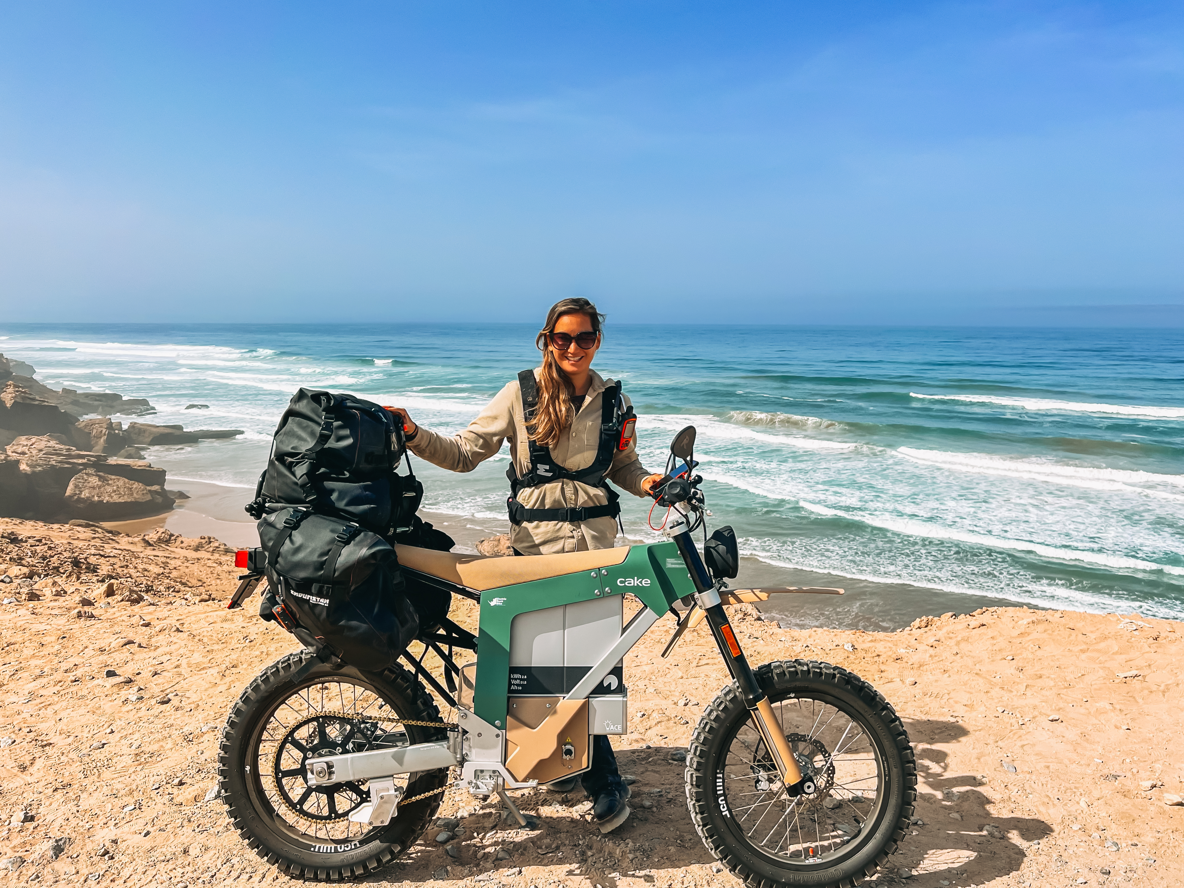 Sinje Gottwald with her electric motorcycle in Morocco. Image: Sinje Gottwald / Cake