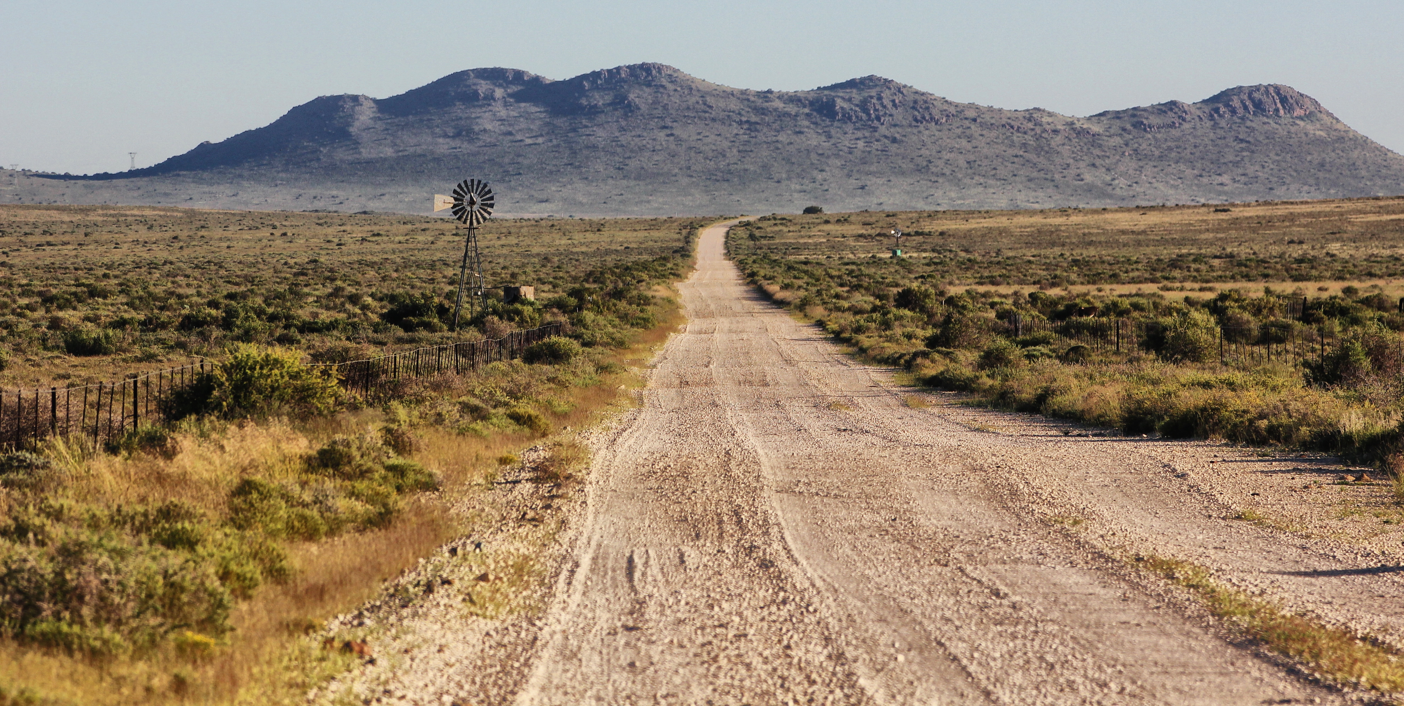The road to Deelfontein, a deserted railway siding between Richmond and De Aar. Image: Chris Marais