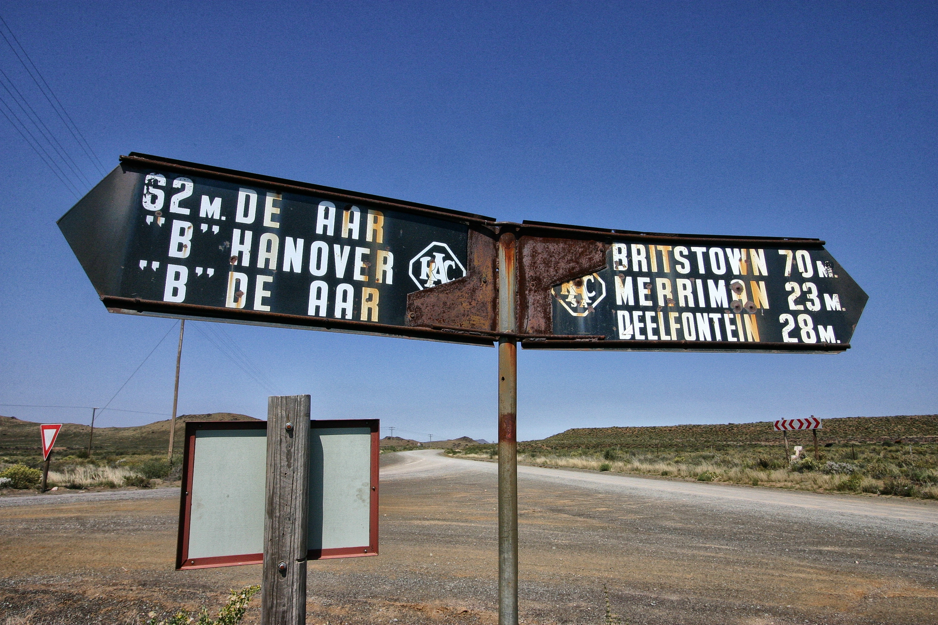 One of the oldest remaining roadsigns in the Karoo – the Deelfontein crossroad.