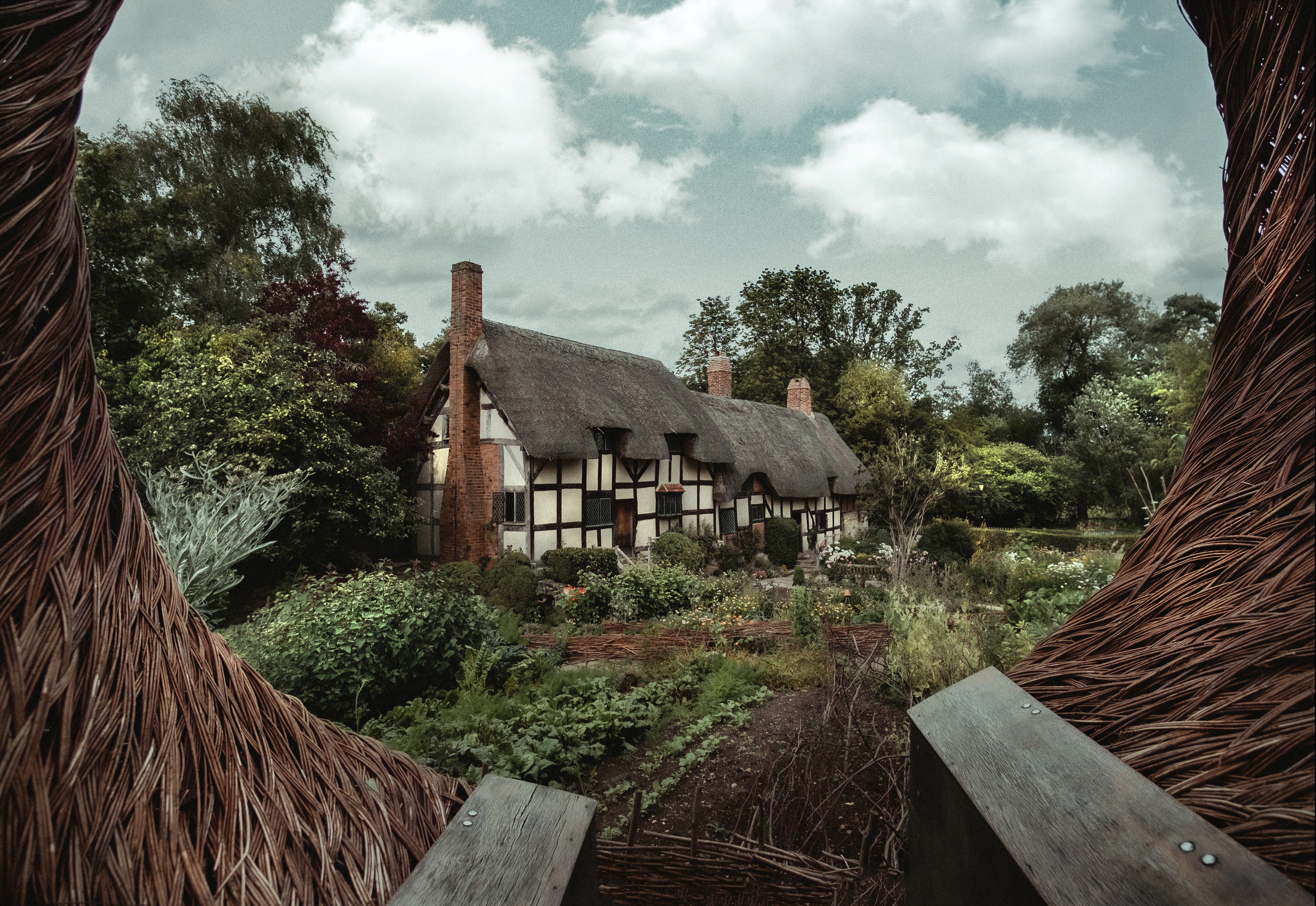 Anne Hathaway’s famous thatched cottage just outside Stratford upon Avon. Image: Zoltan Tasi / Unsplash