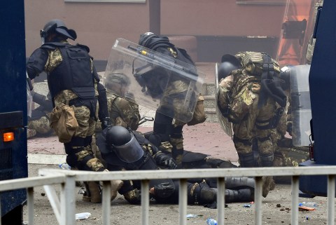 Dozens of Nato soldiers injured in Kosovo in flare-up with Serb protesters