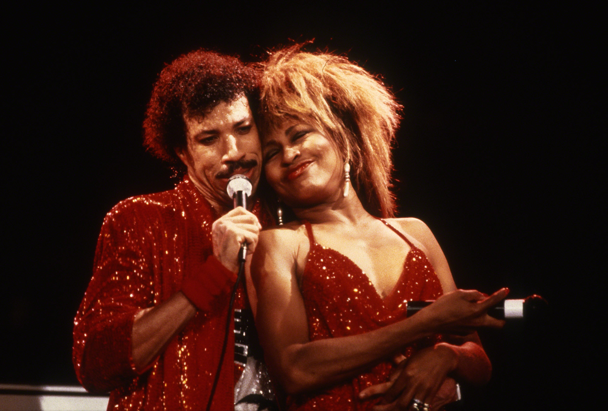 CIRCA 1985: Lionel Richie performs with Tina Turner circa 1985. (Photo: Jerry Wachter / IMAGES / Getty Images)