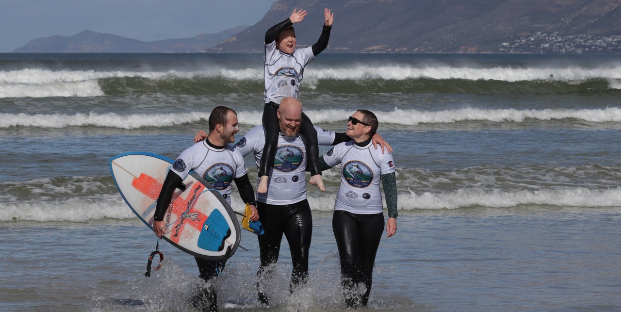 Los atletas montan la ola en el histórico SA Para Surf Cha…