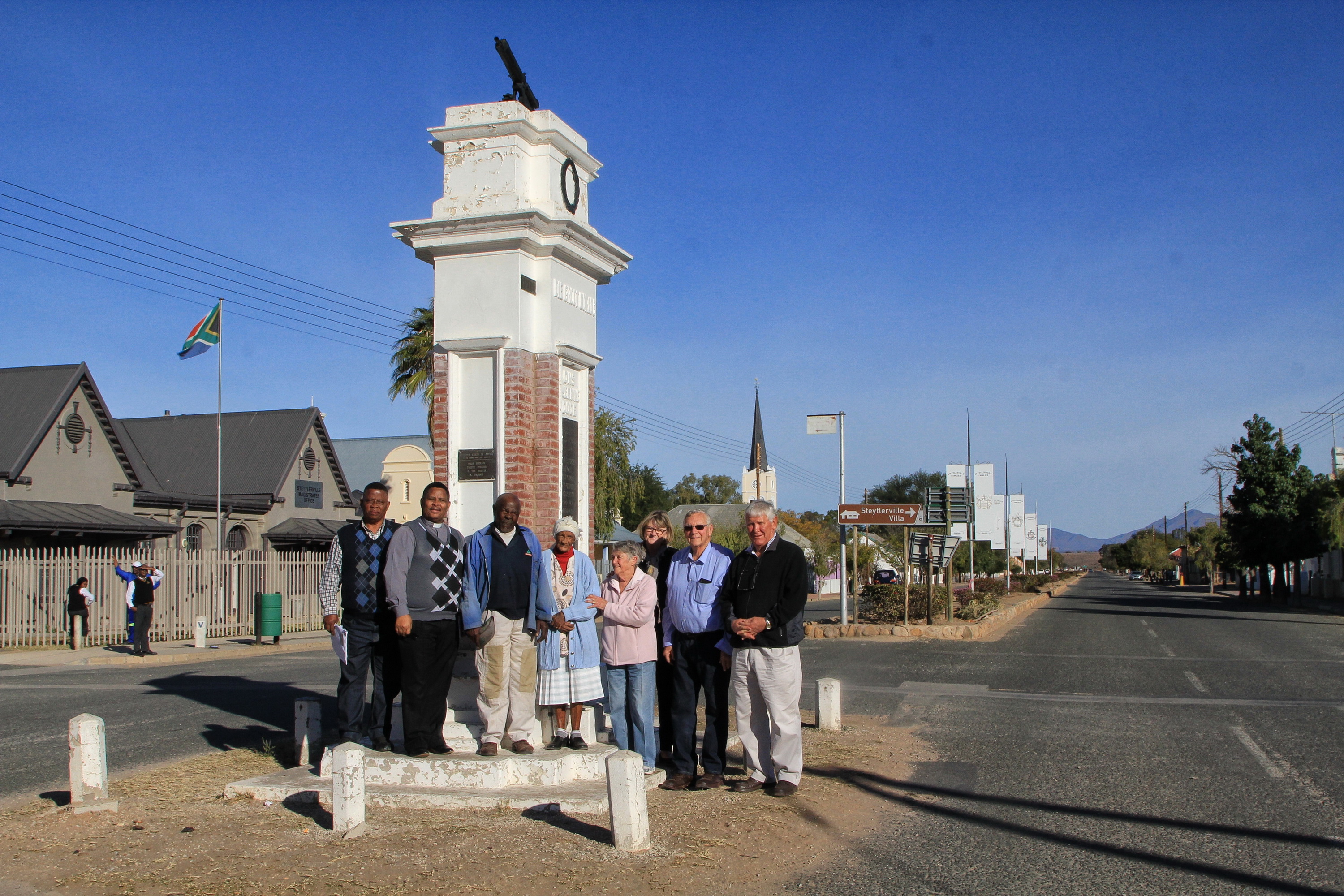 The Matabatas, Mapoes, Kirkman-Middletons, Linda Henderson and Danie Bezuidenhout gathering under the Steytlerville War Memorial. Image: Chris Marais