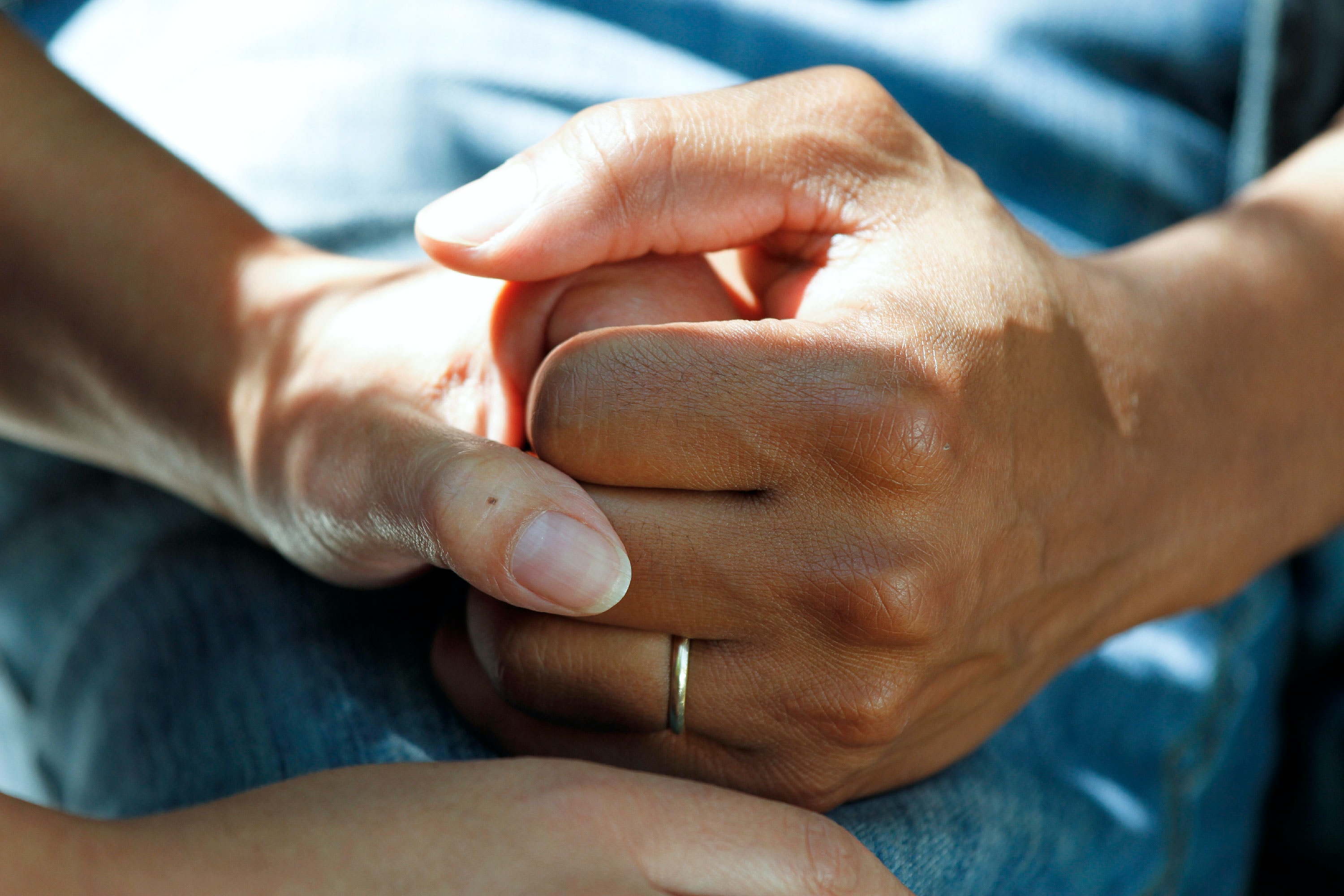 Holding hands can reduce anxiety-related brain activity. Image: National Cancer Institute / Unsplash 