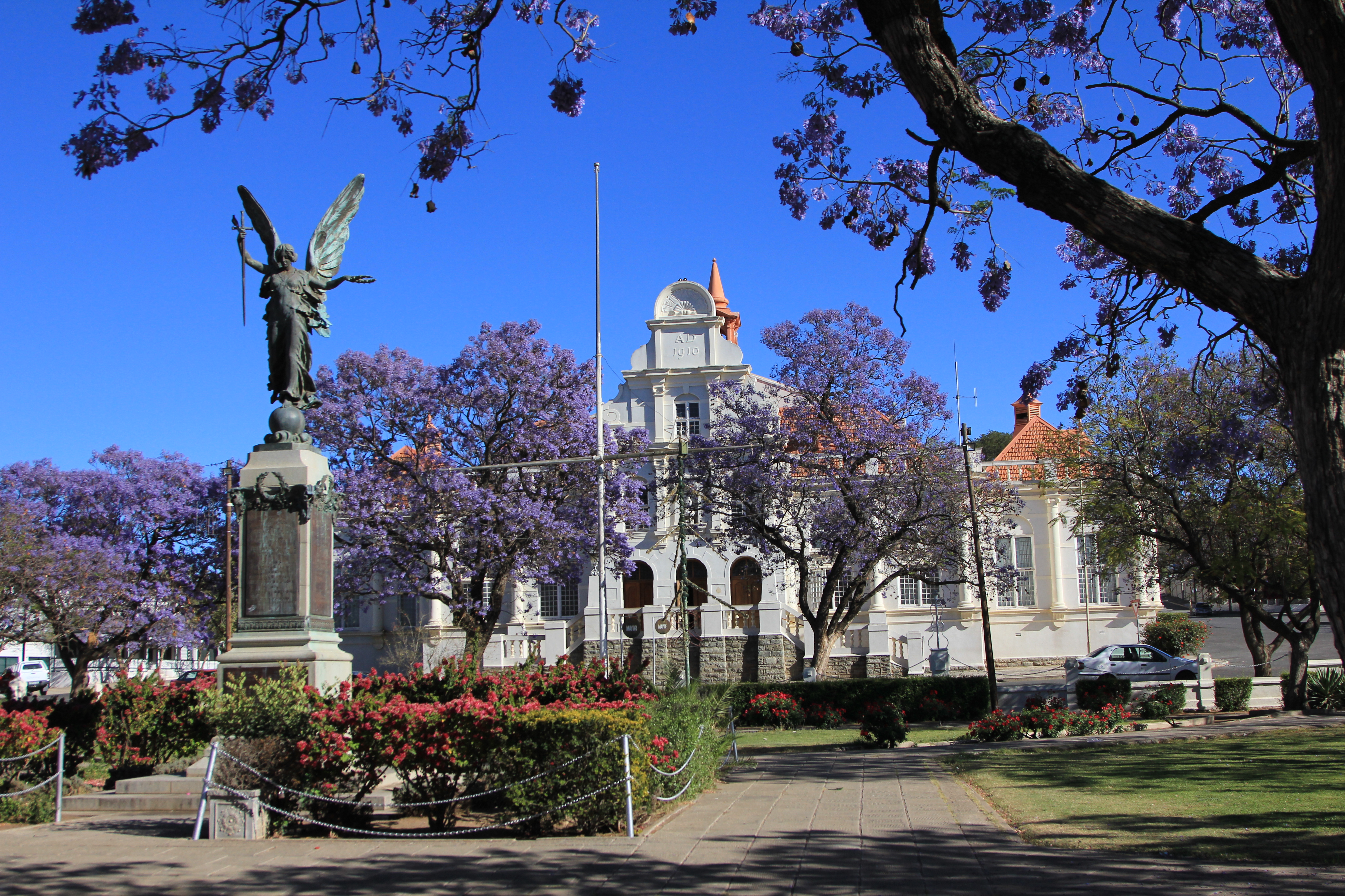 The ‘English Angel’ on the Graaff-Reinet town square. Image: Chris Marais