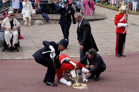A soldier faints from the heat at Windsor Castle, and more from around the world