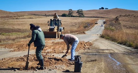Frustrated Free State farmers dig in together to fix giant potholes