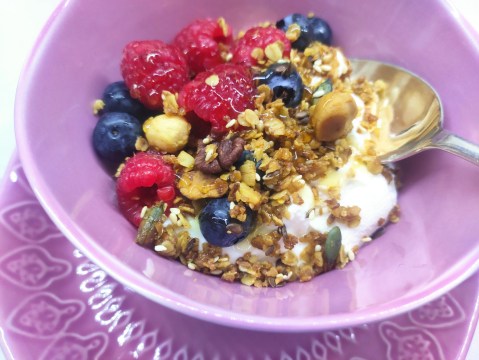 Lekker Brekker Monday: Home-made Greek yoghurt with granola and berries
