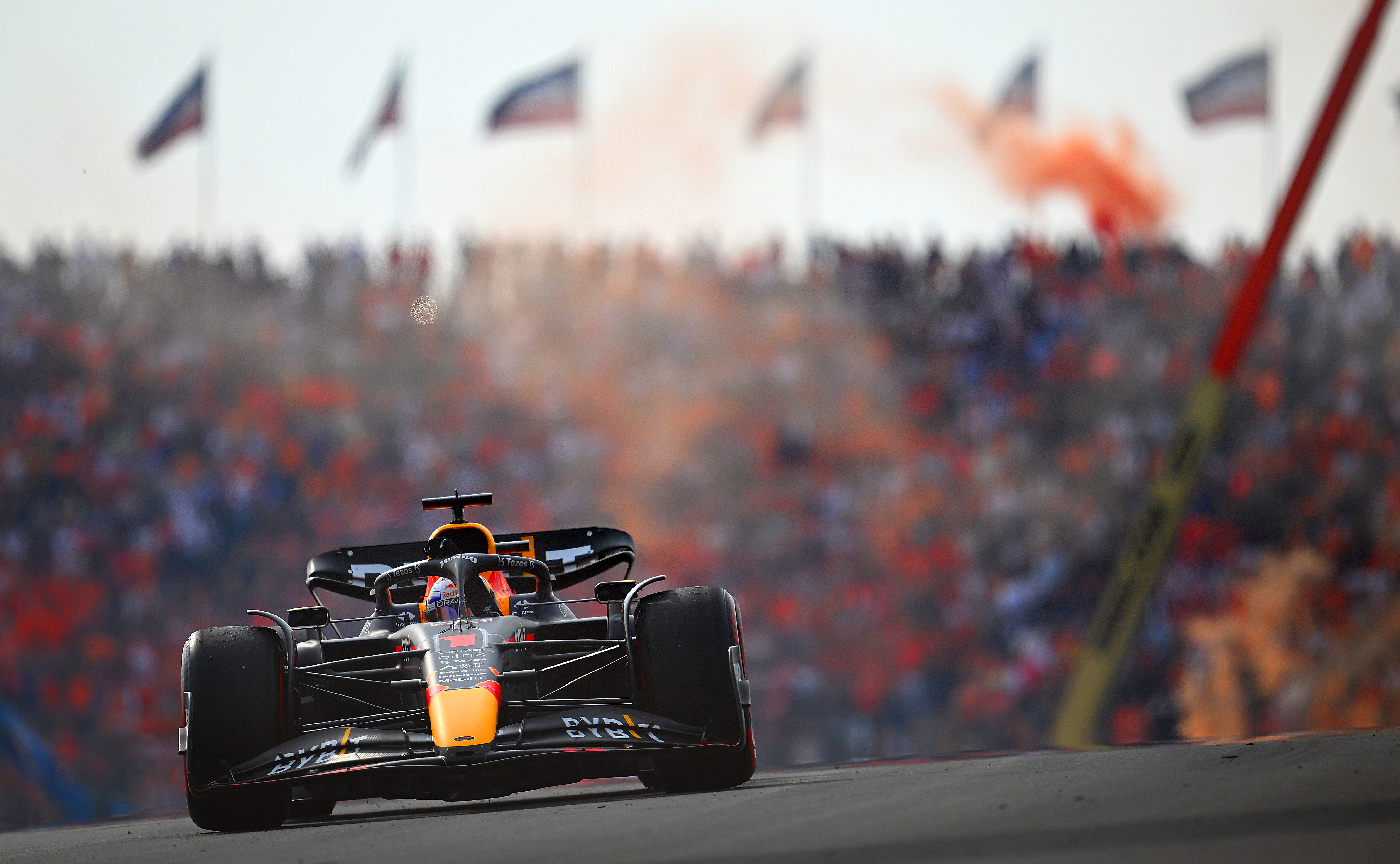 Race winner Max Verstappen of the Netherlands driving the (1) Oracle Red Bull Racing RB18 waves to the crowd during the F1 Grand Prix of The Netherlands at Circuit Zandvoort on September 04, 2022 in Zandvoort, Netherlands. (Photo by Clive Mason/Getty Images)