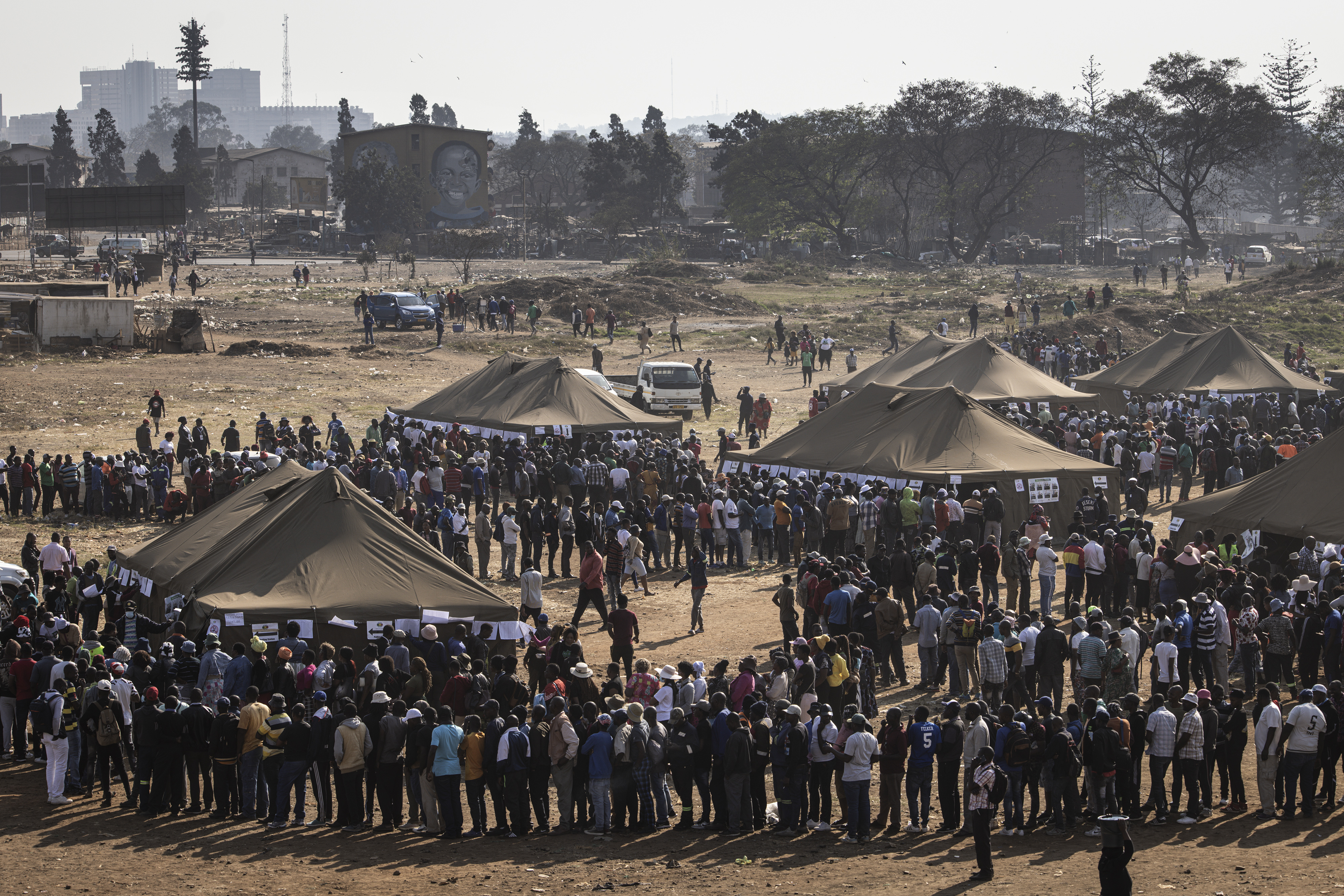 Zimbabwe voters queuing 