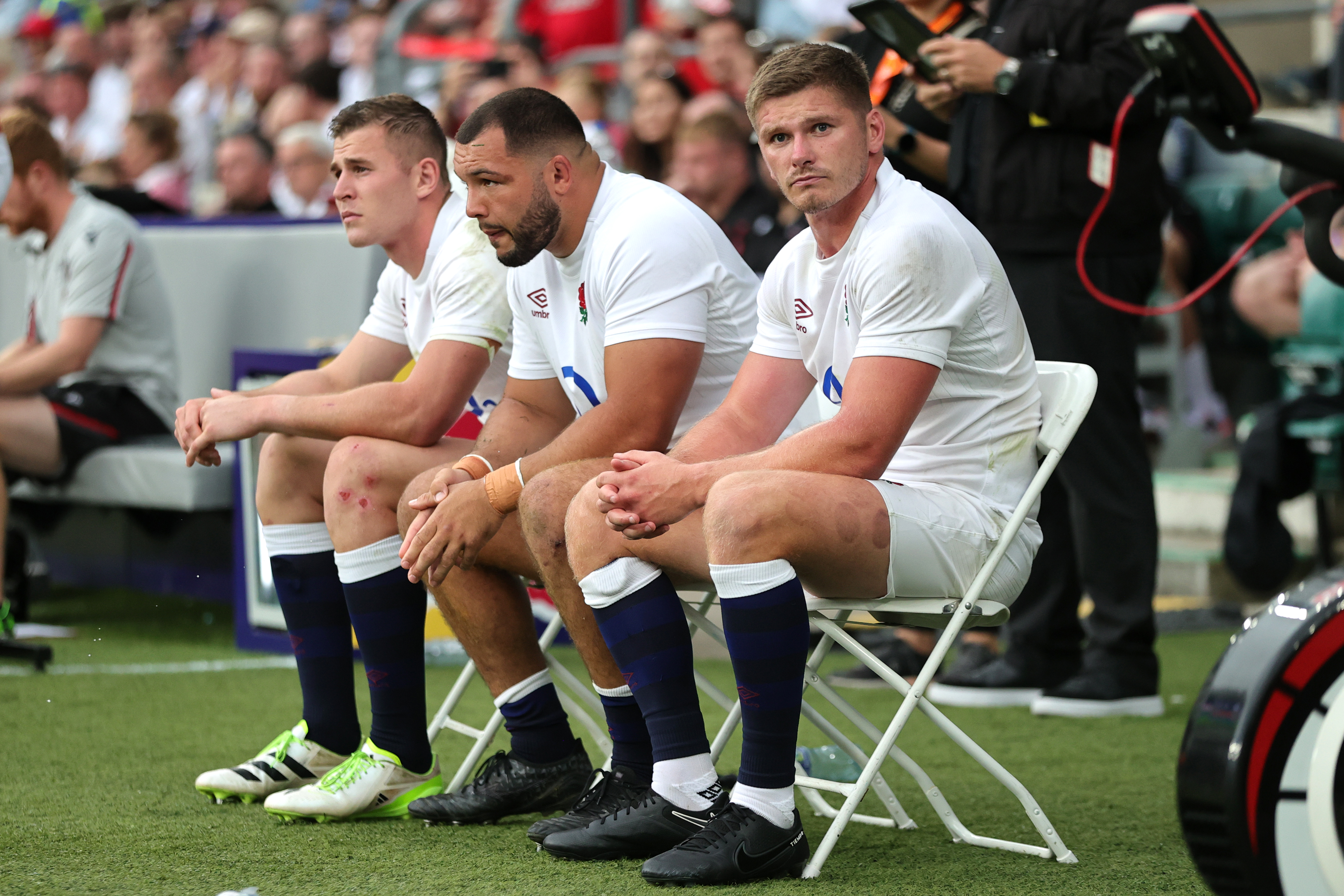 Freddie Steward, Ellis Genge and Owen Farrell after he received a red card