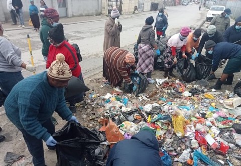 Battling a foul stench, residents clean up rubbish amid contractor’s dispute with City of Cape Town