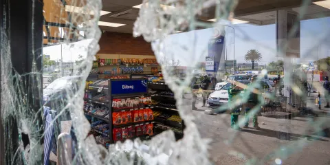 Cape Town taxi strike – Looted malls and stores count the costs