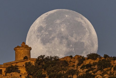 The last supermoon of the year, and more from around the world