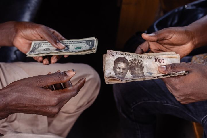 Naira Official Rate Sinks to Near 1,000 on Scramble for Dollars