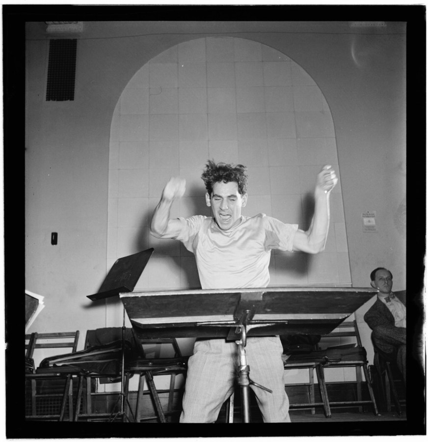 Portrait of Leonard Bernstein, Carnegie Hall, New York, between 1946 and 1948. Image: Library of Congress/Wikimedia Commons