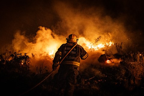 Simon’s Town blaze rips through 450ha, hundreds of firefighters continue battle
