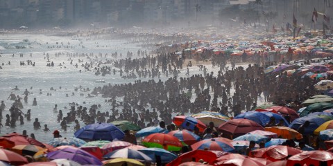 RIO DE JANEIRO, BRAZIL - NOVEMBER 15: People enjoying the beach amid a record-breaking heat wave at Ipanema beach on November 15, 2023 in Rio de Janeiro, Brazil. On the proclamation of the Republic holiday temperature spiked over 42°C (107.6 fahrenheit) as thermal sensation rose to 58.5°C (137.3 fahrenheit).  (Photo by Wagner Meier/Getty Images)