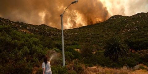 Simon’s Town smoke envelops city — firefighters near Scarborough, Glencairn, Fish Hoek and Simon’s Town continue to fight flames