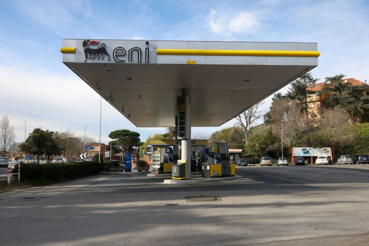 Italy Plans to Sell €2 Billion Eni Stake to Reduce Debt