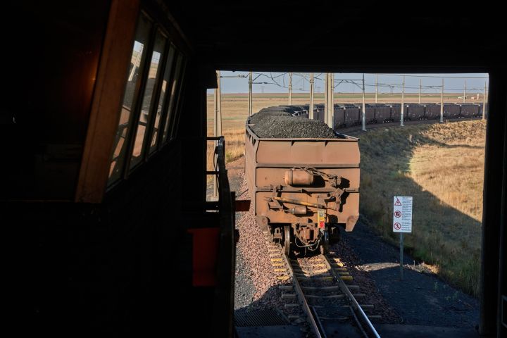 Rail Disruptions Cut South African Coal Exports to 1992 Level