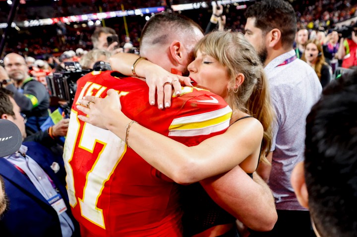 Taylor Swift shares the glare with Kelce, Mahomes on Super Bowl Sunday
