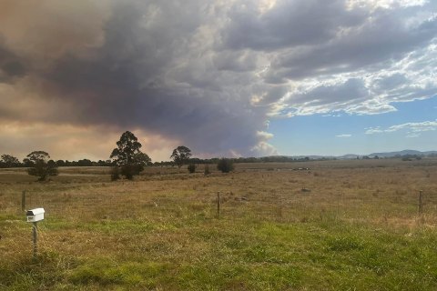 Thousands ordered to flee while they can as bushfire burns in Australia’s south