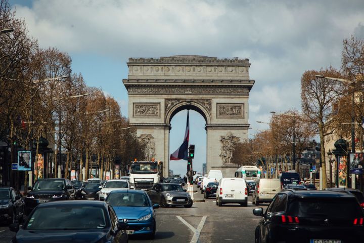 Paris Set to Triple Parking Fees for SUV Drivers After Vote