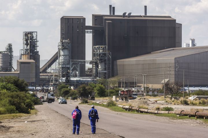 Amplats Weighs Cutting 3,700 Jobs After Metal Prices Slump