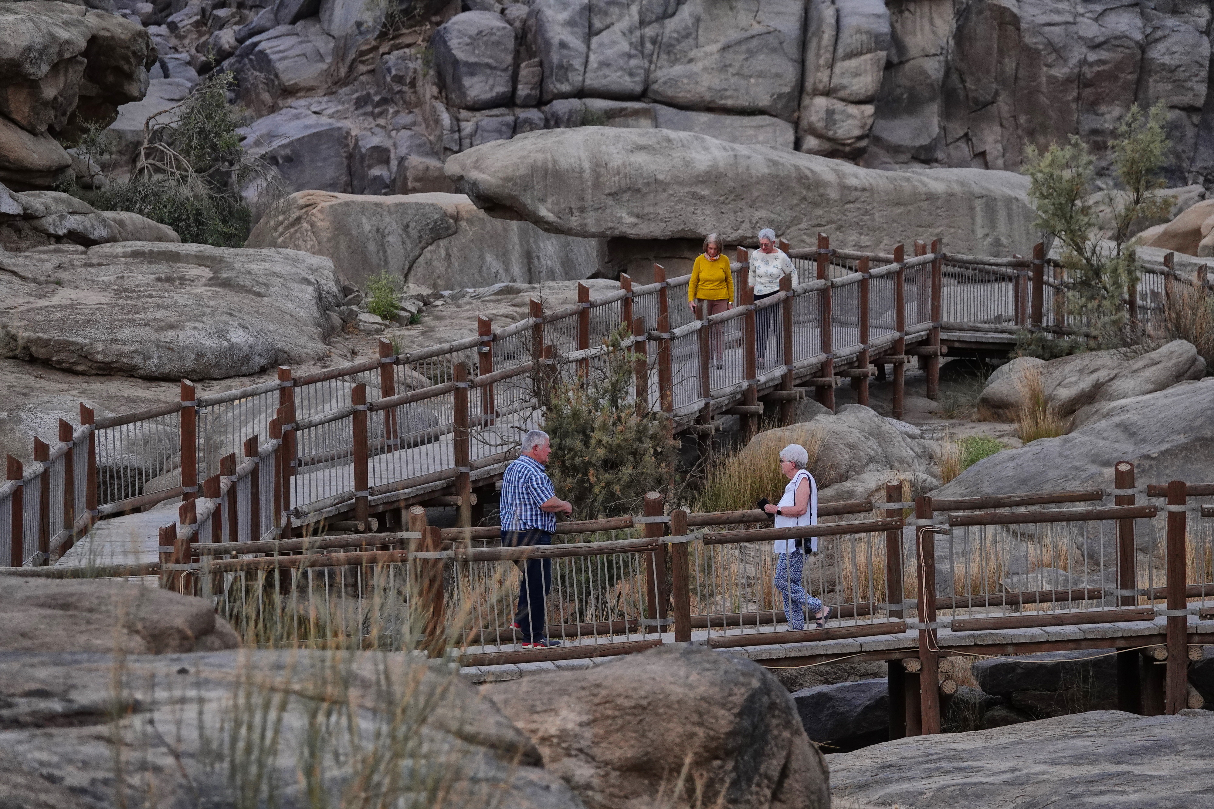 The walkways are well signposted and safe for elderly visitors. Image: Chris Marais