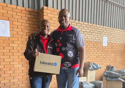 SA’s most dedicated courier braves Mdumbi River to deliver parcel