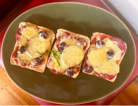 Lekker Brekker Monday: Salami & black olive pizza toast