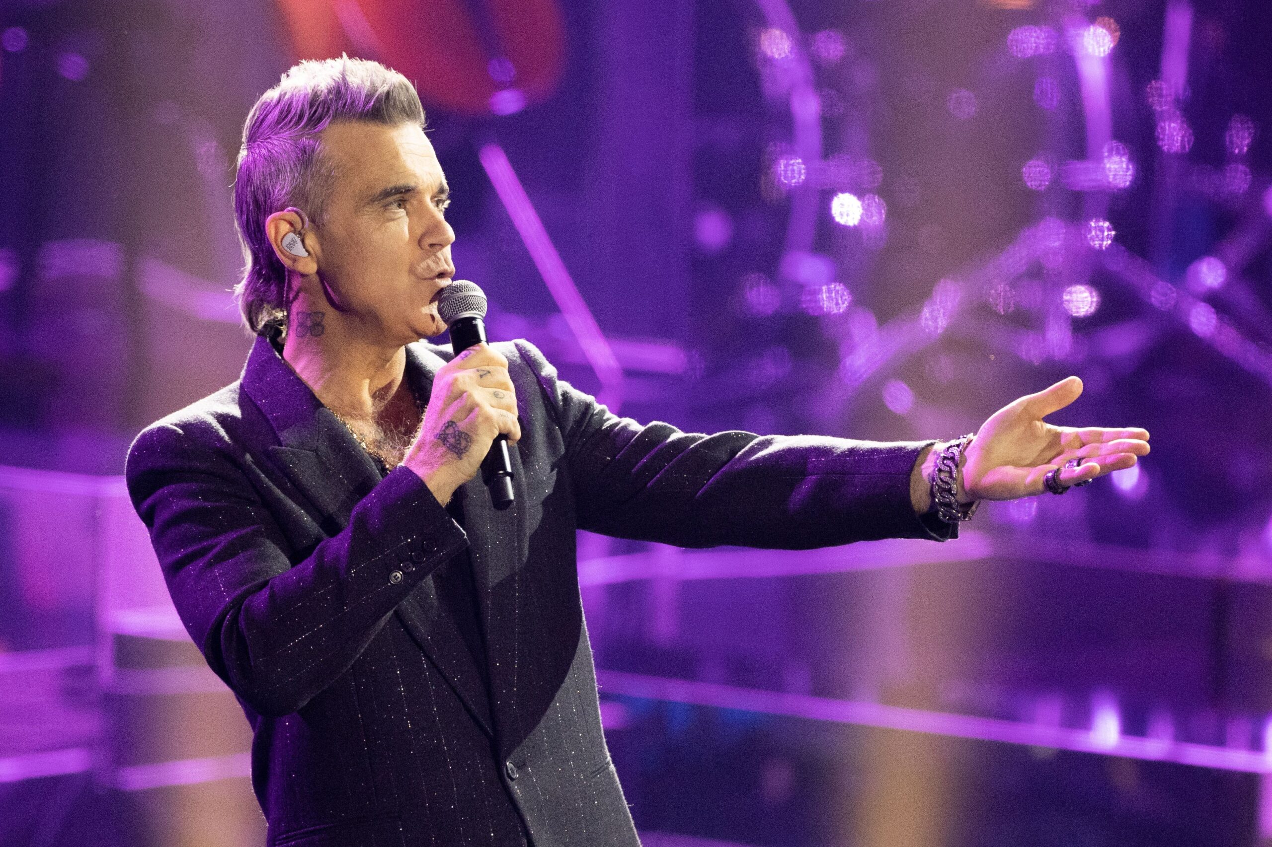 Robbie Williams performs on stage during the "Wetten, dass...?" Live Show on November 19, 2022 in Friedrichshafen, Germany. (Photo by Andreas Rentz/Getty Images)