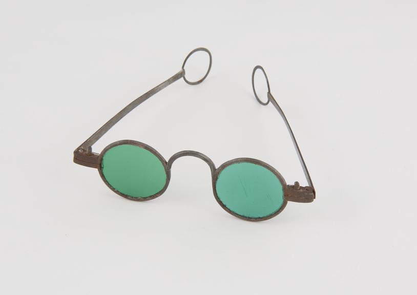 Sunglasses with green lenses and pegged joints, made in around 1770. Photo: © The Board of Trustees of the Science Museum