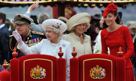 UK queen and crowds brave rain for jubilee armada
