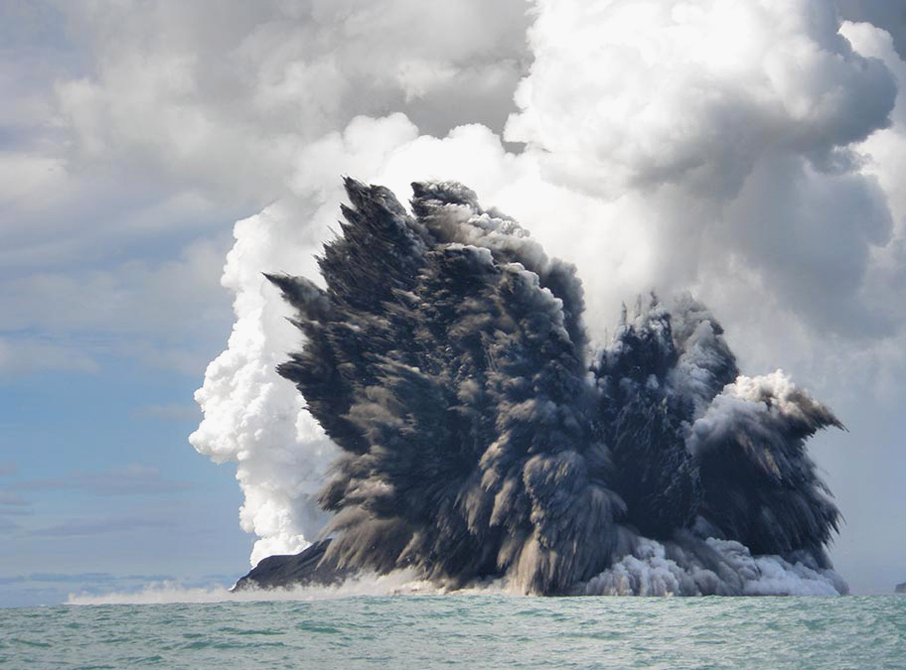 Scientists offer first look into massive Hunga Tonga volcanic eruption ...