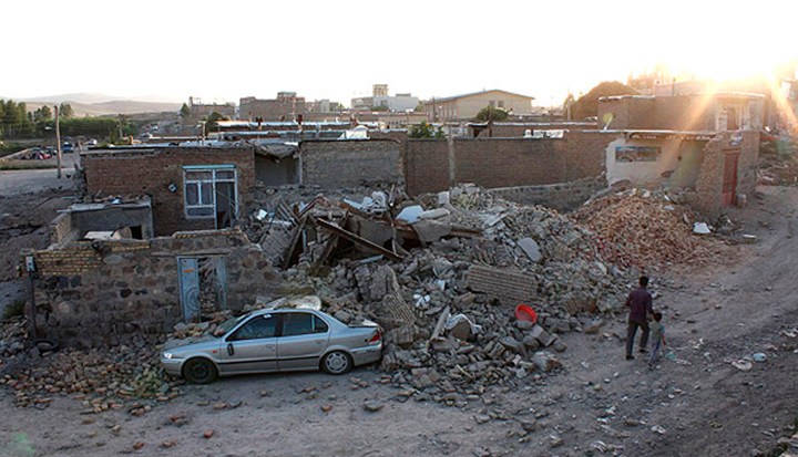 Two earthquakes in Iran kill 300 and injure 5,000