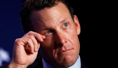 Lance Armstrong apologizes to staff of cancer foundation