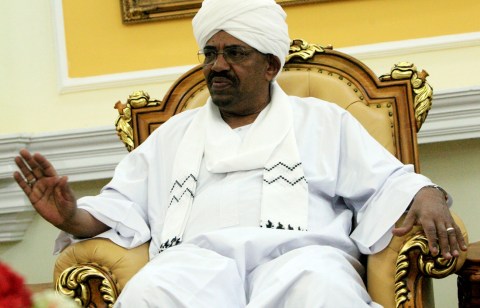 Sudan’s Bashir sends tanks to oil town and sets the world on edge again