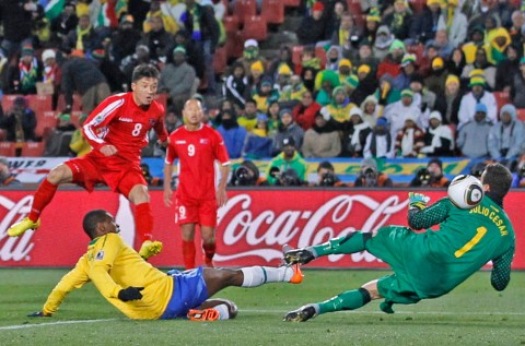Brazil, the brilliant, defeats North Korea, the proud