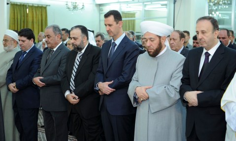 Syria’s Assad makes rare appearance for Eid prayers
