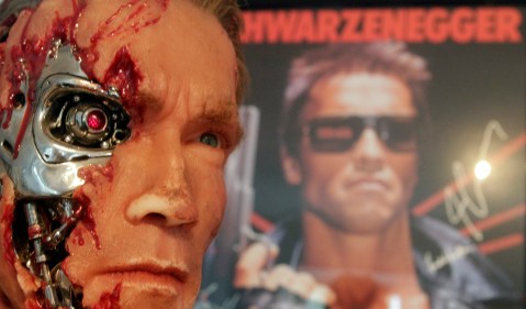 Schwarzenegger says film violence not linked to school shooting