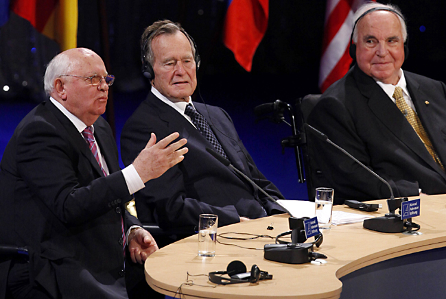 Gorbachev, Bush Snr and Kohl reminisce about the fall of the wall