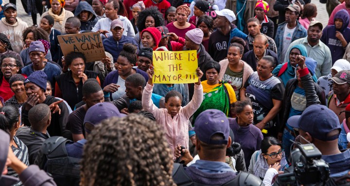 Patricia de Lille and Vrygrond protesters in tense stand-off