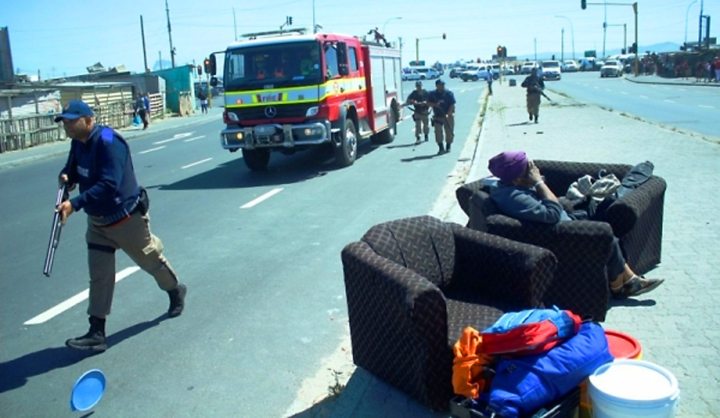 GroundUp: Khayelitsha residents protest after Metrorail cuts illegal electricity connections