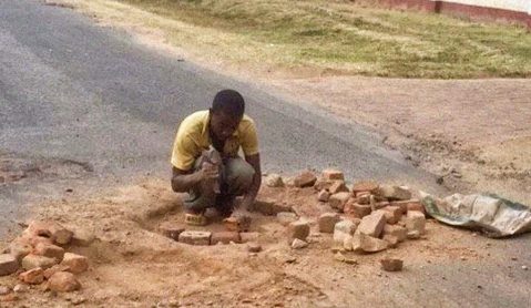 GroundUp: Motorists pay toll fees to Zimbabwe’s pothole entrepreneurs