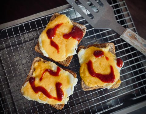 Lekker Brekker Monday: Cheesy egg on toast with tomato sauce