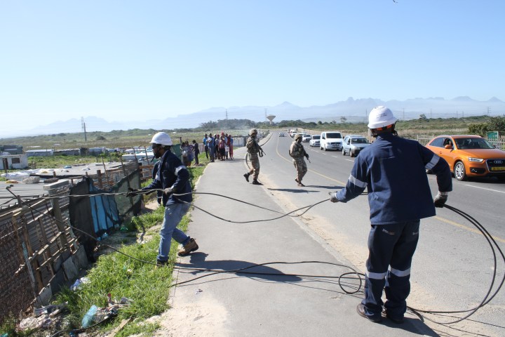 Army protects Eskom workers in Khayelitsha